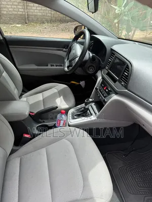 Hyundai Elantra SE Sedan FWD (2.0L 4cyl 6M) 2017