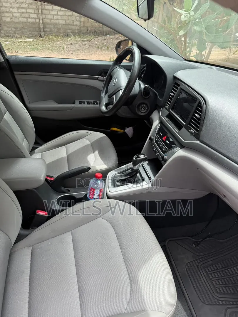 Hyundai Elantra SE Sedan FWD (2.0L 4cyl 6M) 2017
