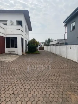 5bdrm House in Cfc Estate Achimota, The Mall for sale