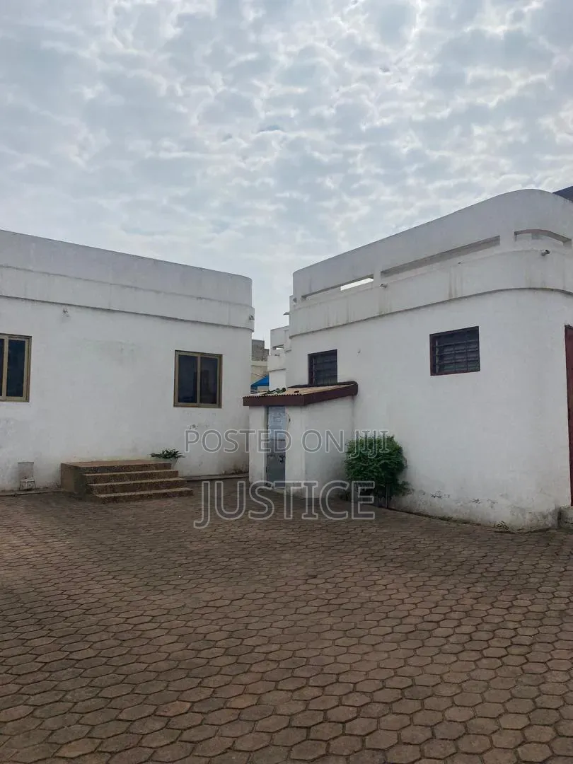 5bdrm House in Cfc Estate Achimota, The Mall for sale