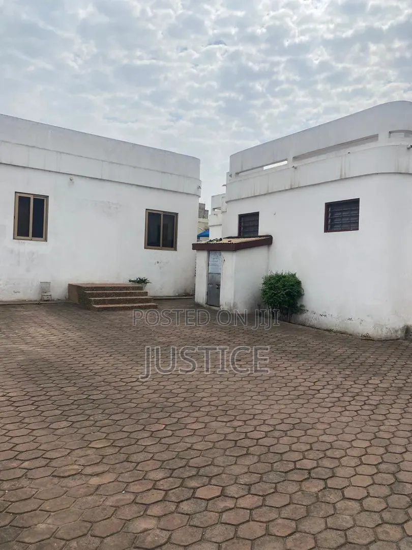 5bdrm House in Cfc Estate Achimota, The Mall for sale