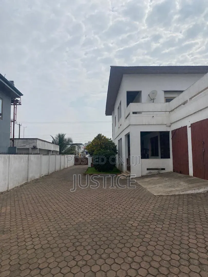 5bdrm House in Cfc Estate Achimota, The Mall for sale