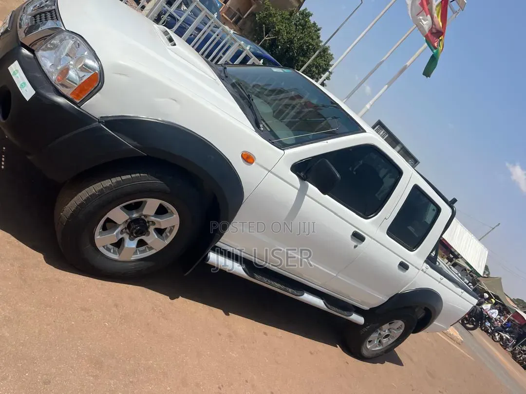 Nissan Hardbody 2015 White