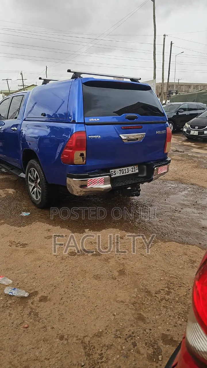 Toyota Hilux SR 4x4 2018 Blue
