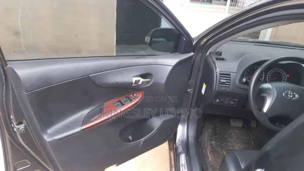 Toyota Corolla LE 4dr Sedan (1.8L 4cyl 4A) 2012 Gray