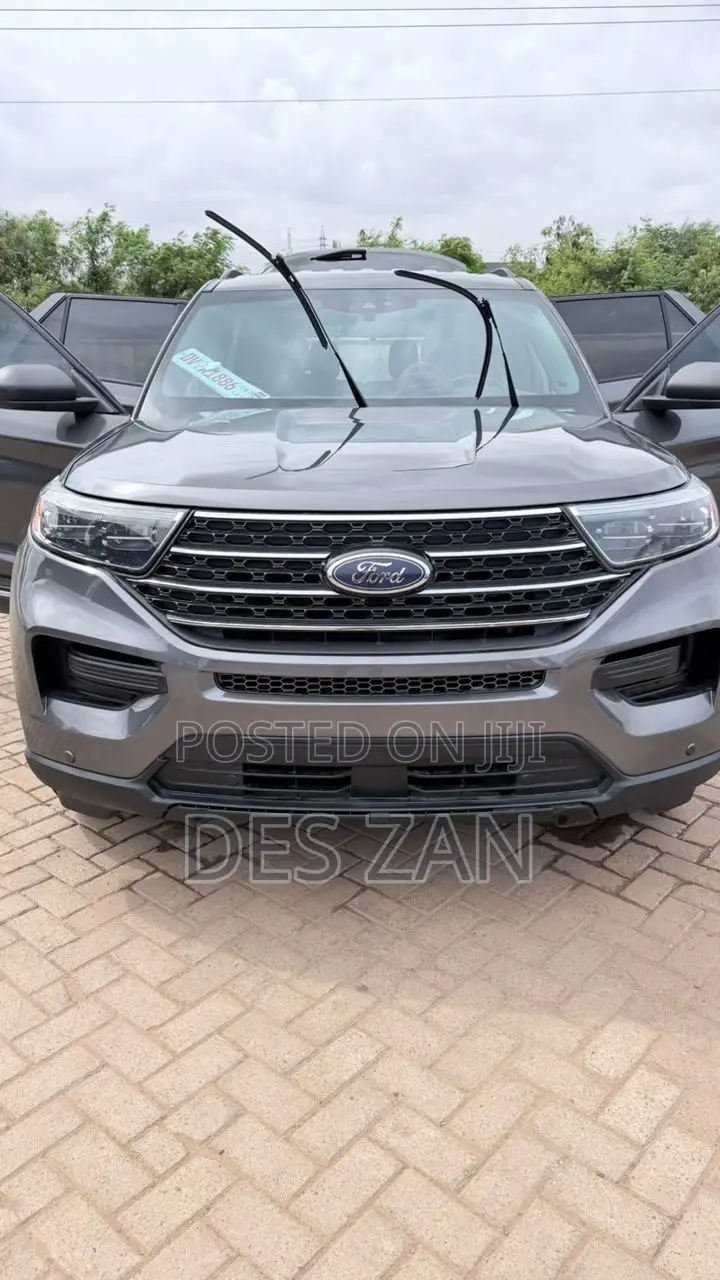 Ford Explorer XLT 4x4 2020 Gray