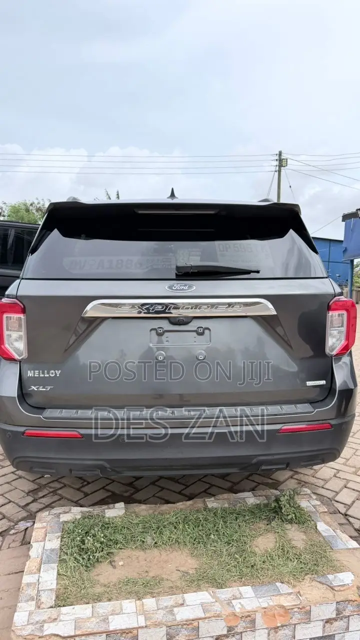 Ford Explorer XLT 4x4 2020 Gray