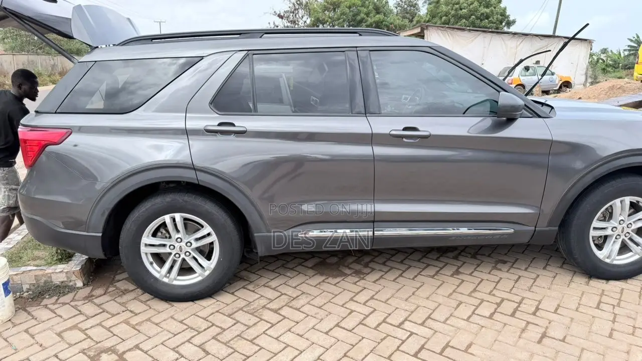 Ford Explorer XLT 4x4 2020 Gray