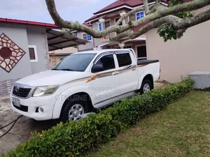 Toyota Hilux 2012 White