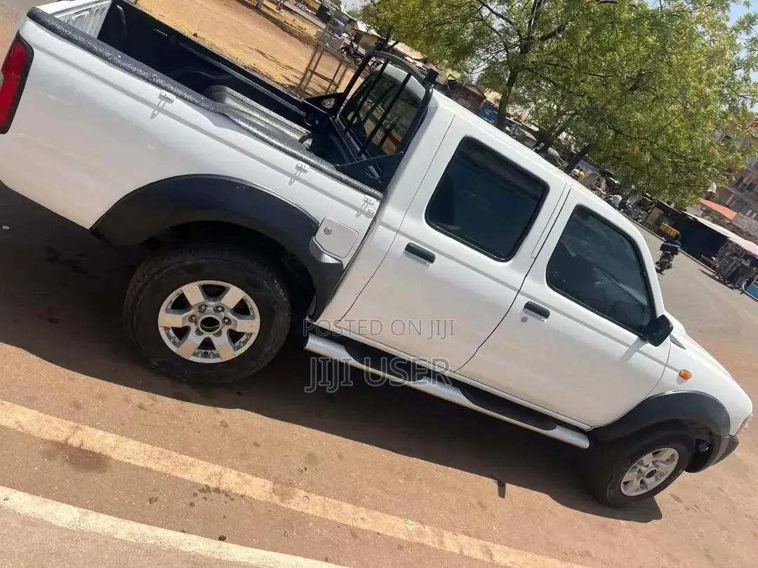 Nissan Hardbody 2015 White