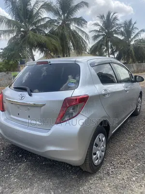 Toyota Vitz 2014 Silver