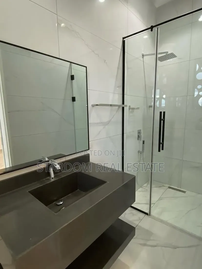4bdrm Duplex in East Legon, American House for sale