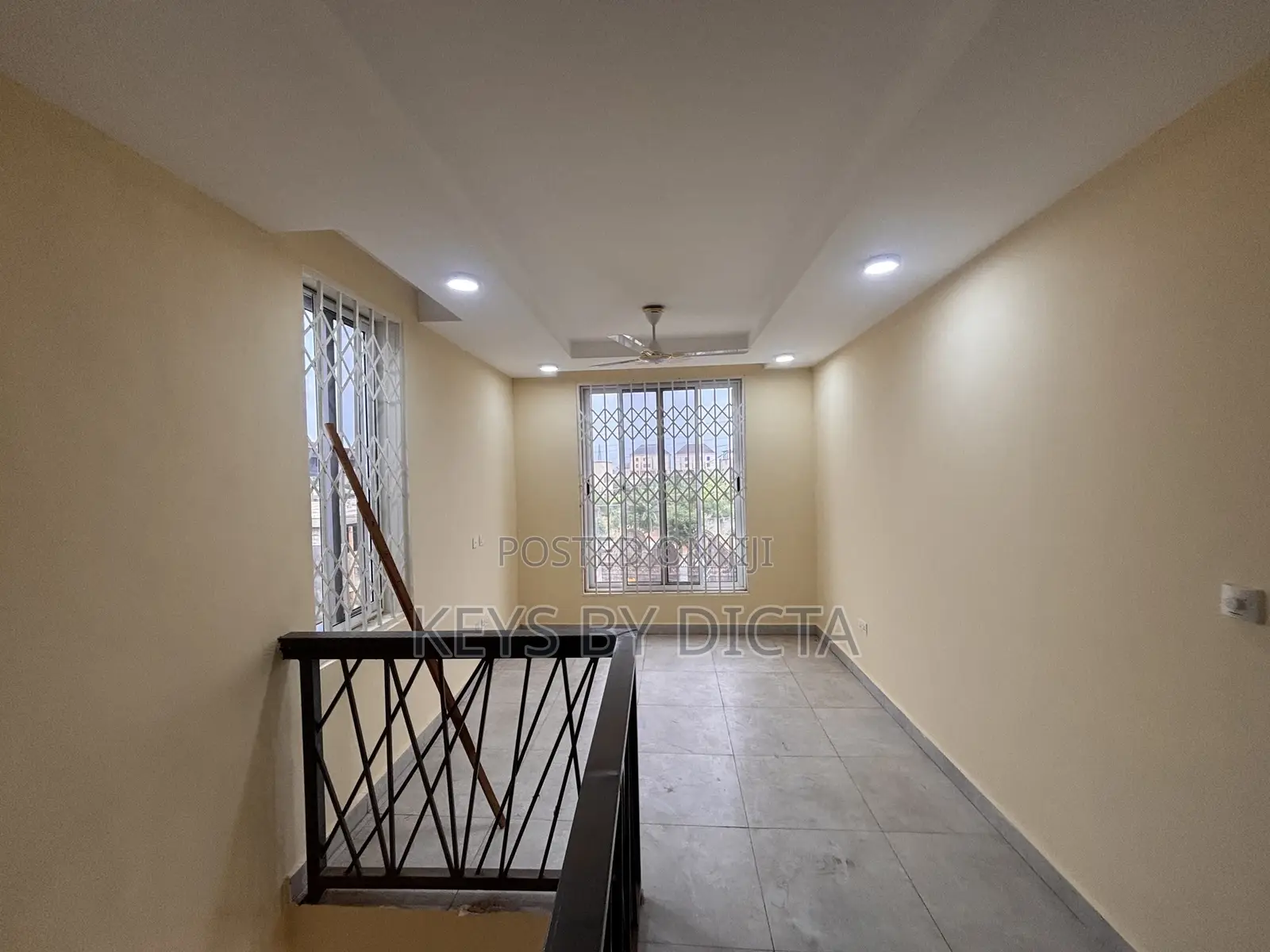 3bdrm Duplex in School Junction for rent