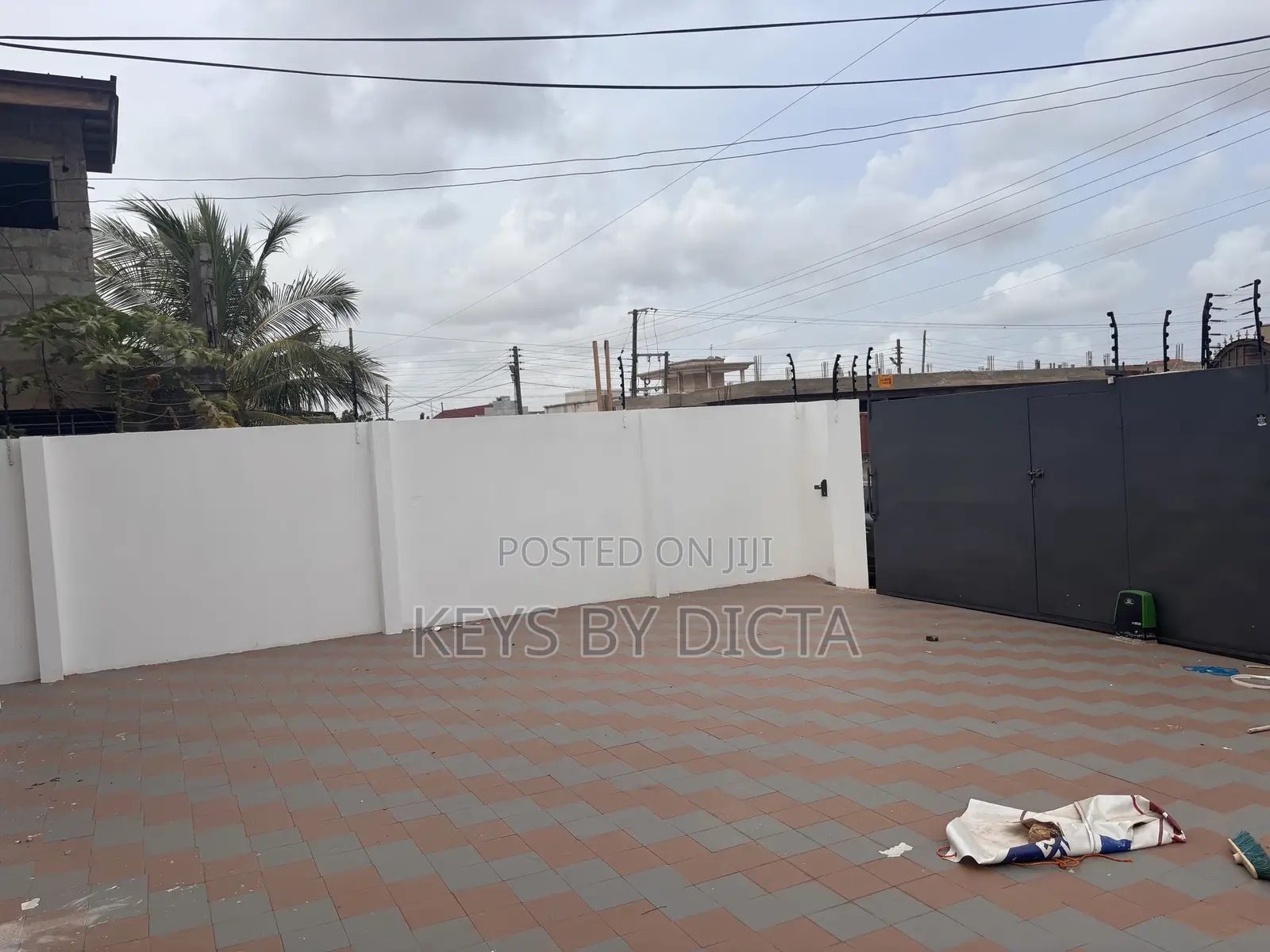 3bdrm Duplex in School Junction for rent