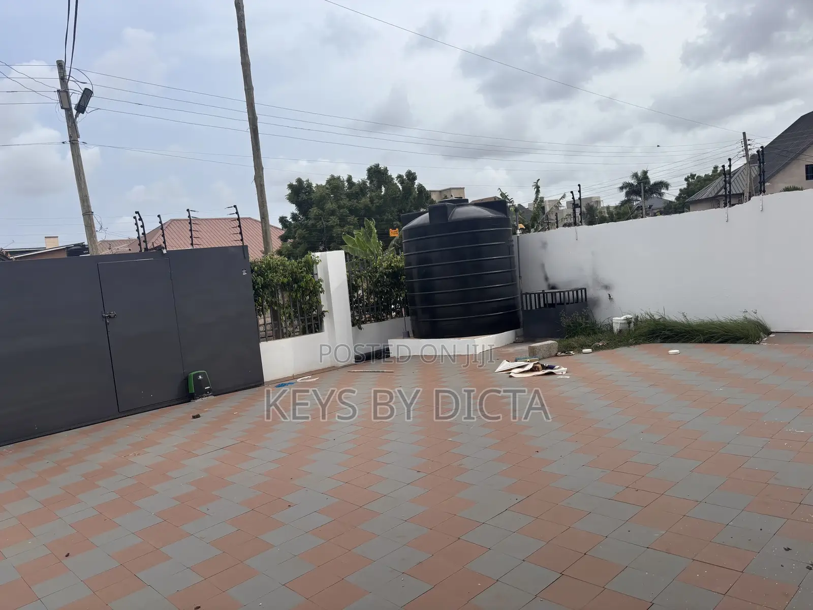 3bdrm Duplex in School Junction for rent