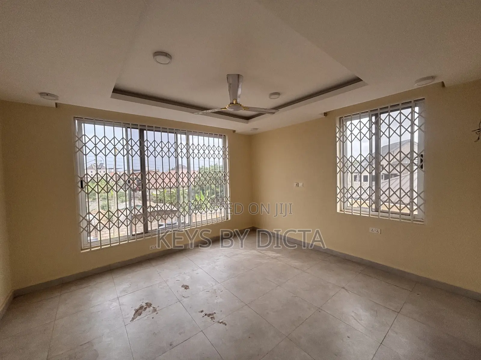 3bdrm Duplex in School Junction for rent