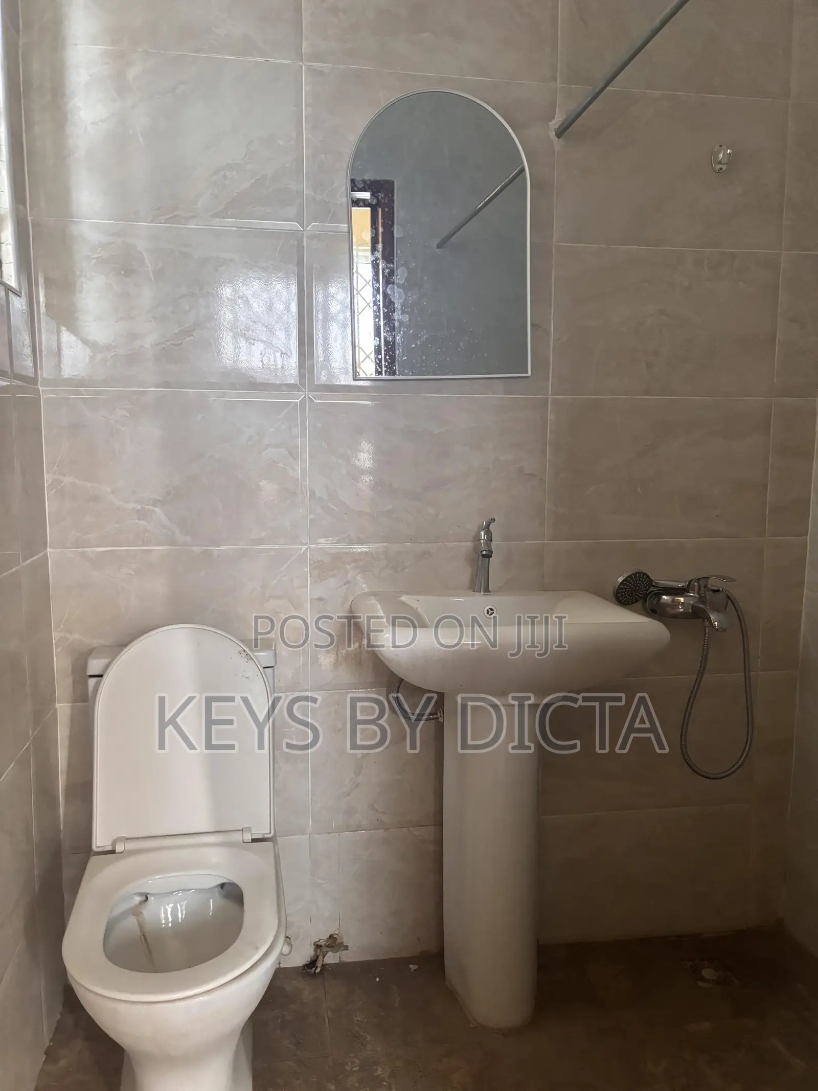 3bdrm Duplex in School Junction for rent