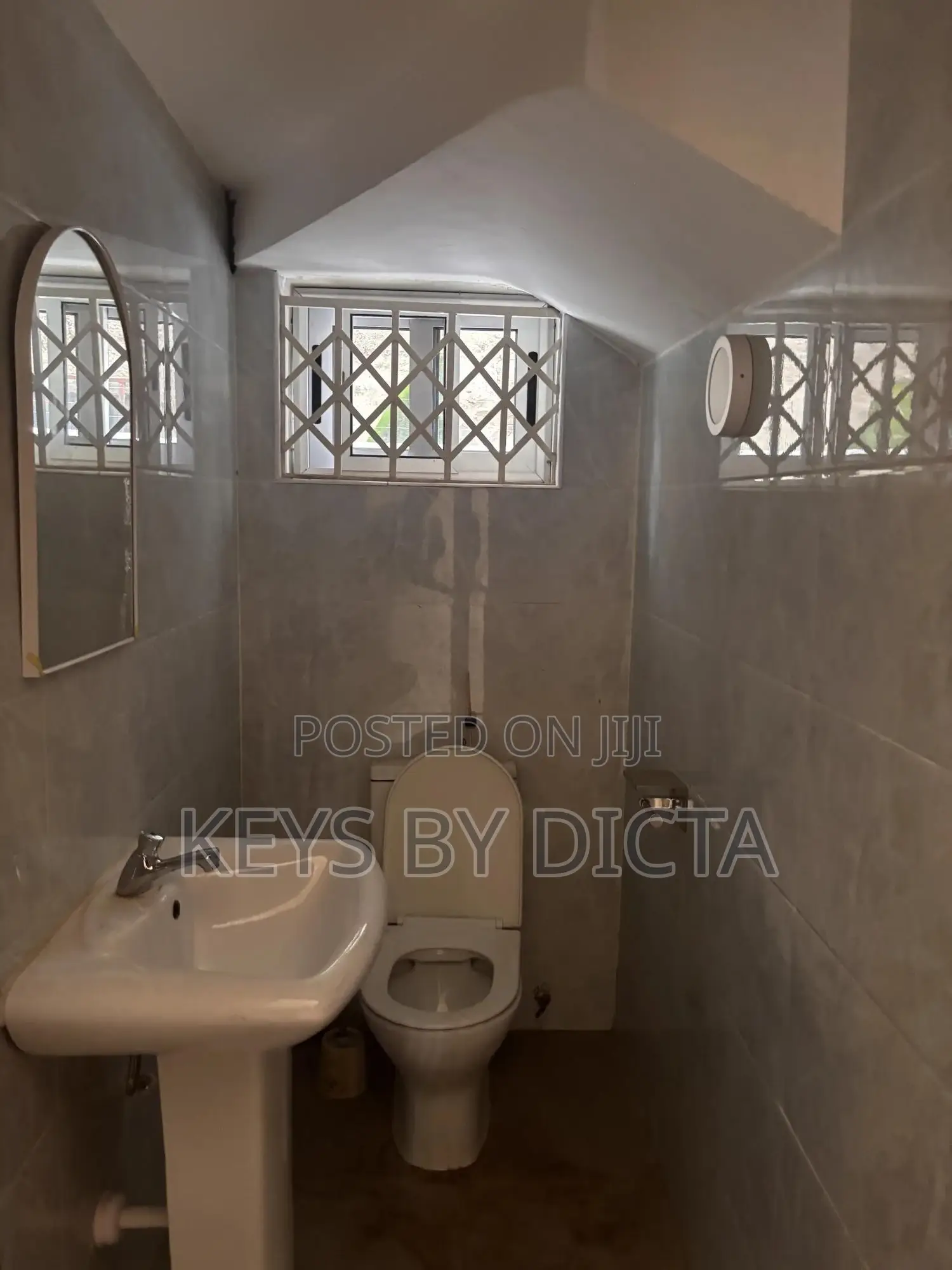 3bdrm Duplex in School Junction for rent