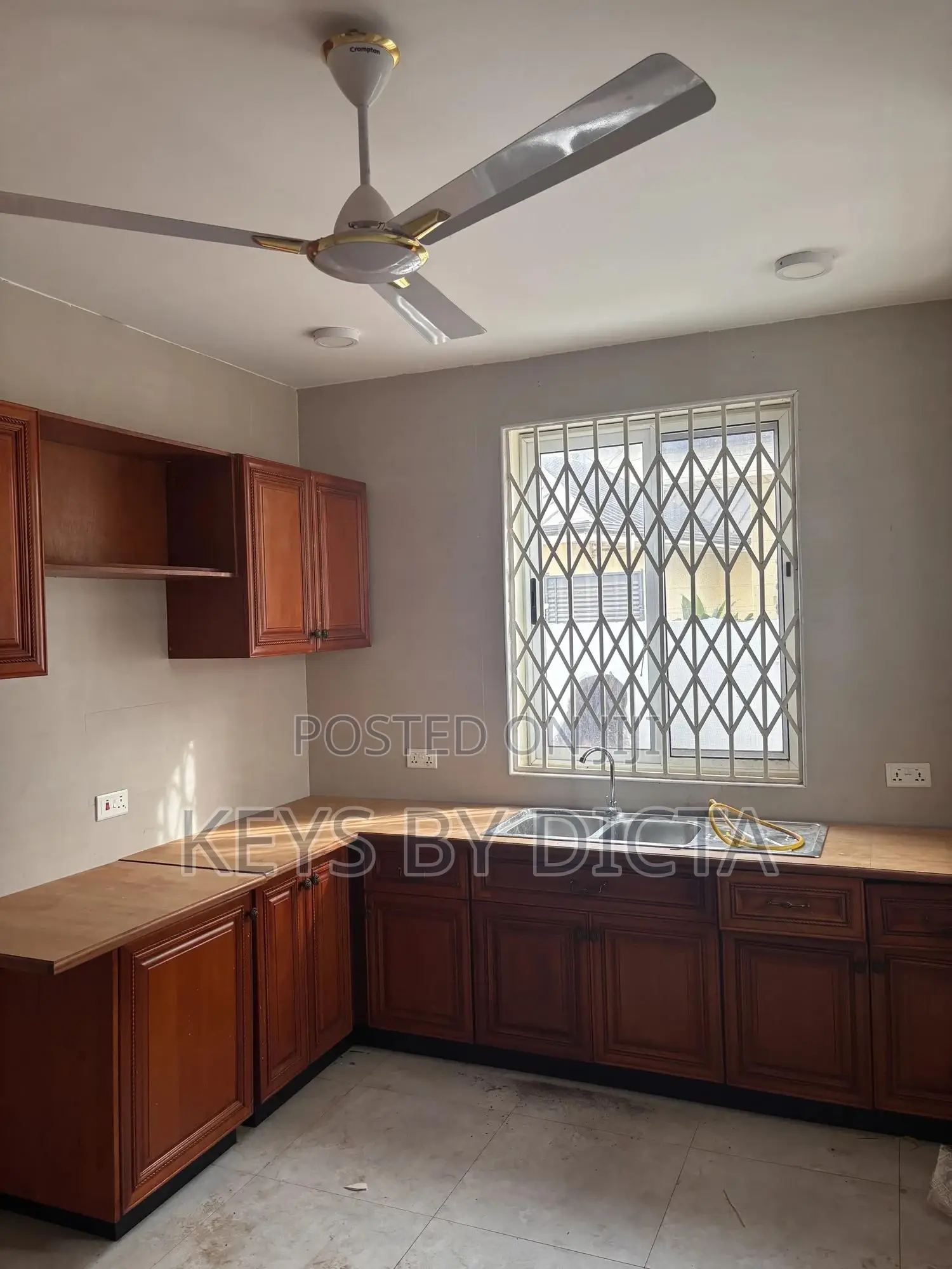 3bdrm Duplex in School Junction for rent