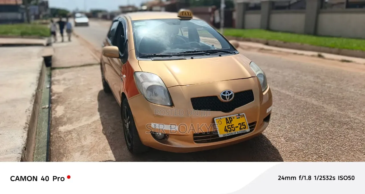 Toyota Yaris L Hatchback 5dr 2012 Gold