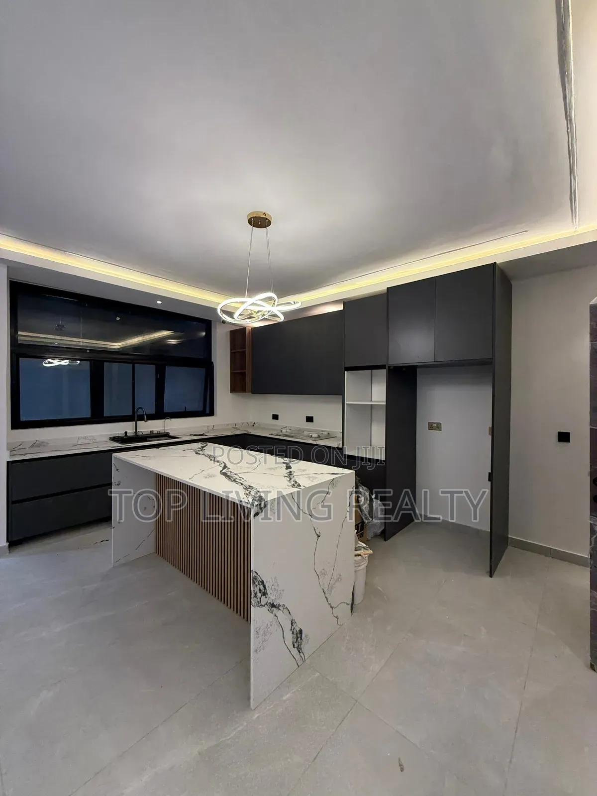 5bdrm House in Adjiringanor, Adjiriganor for sale