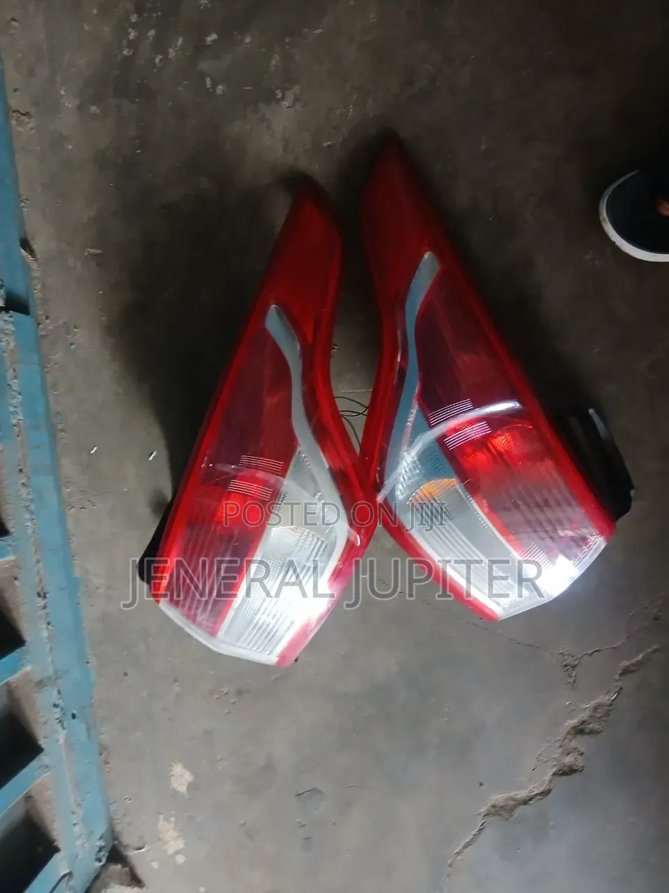 Ford Escape 2013,2014,2015 Tail Light Pair.