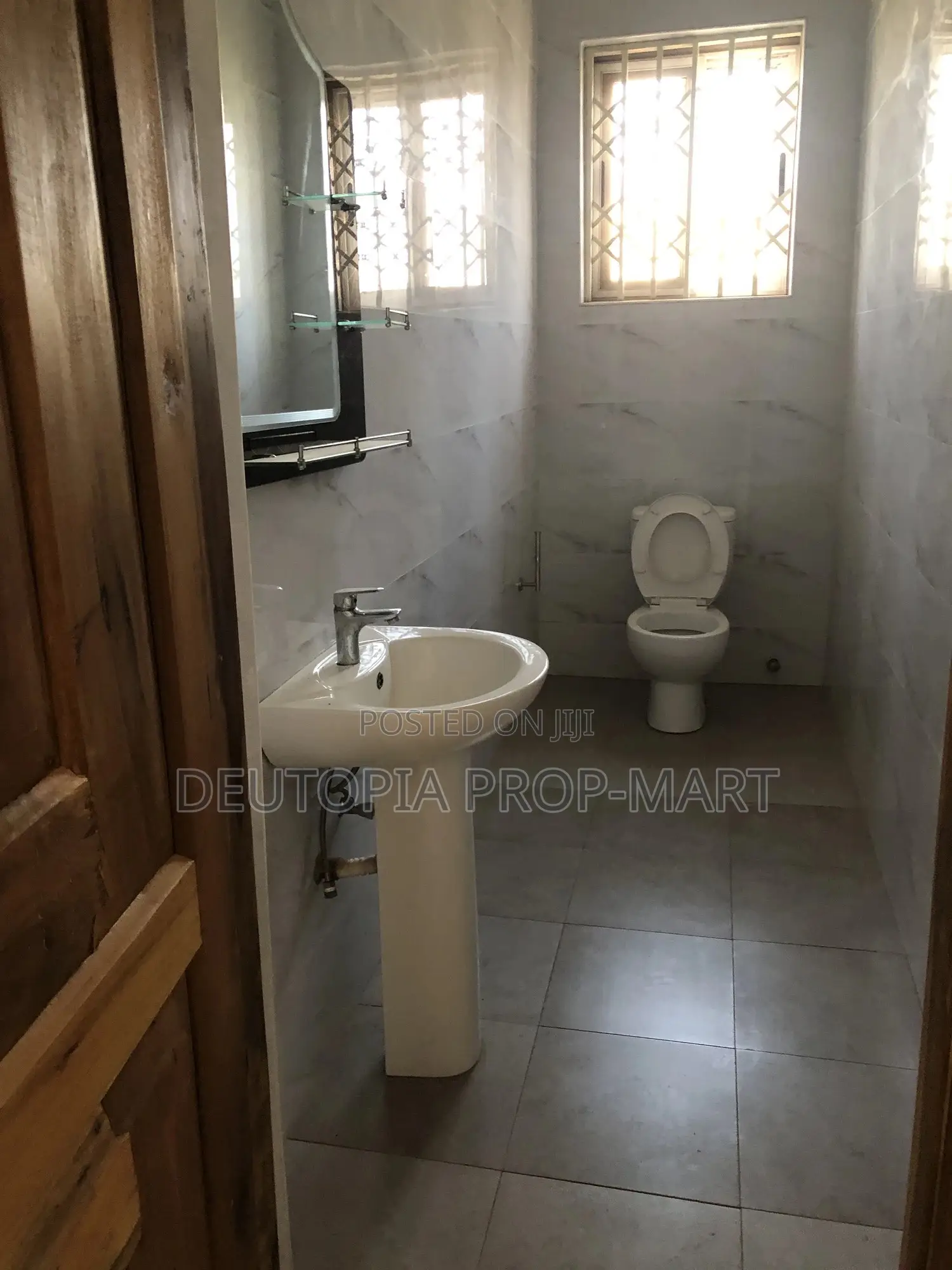 5bdrm House in Devtraco, Tema Metropolitan for rent