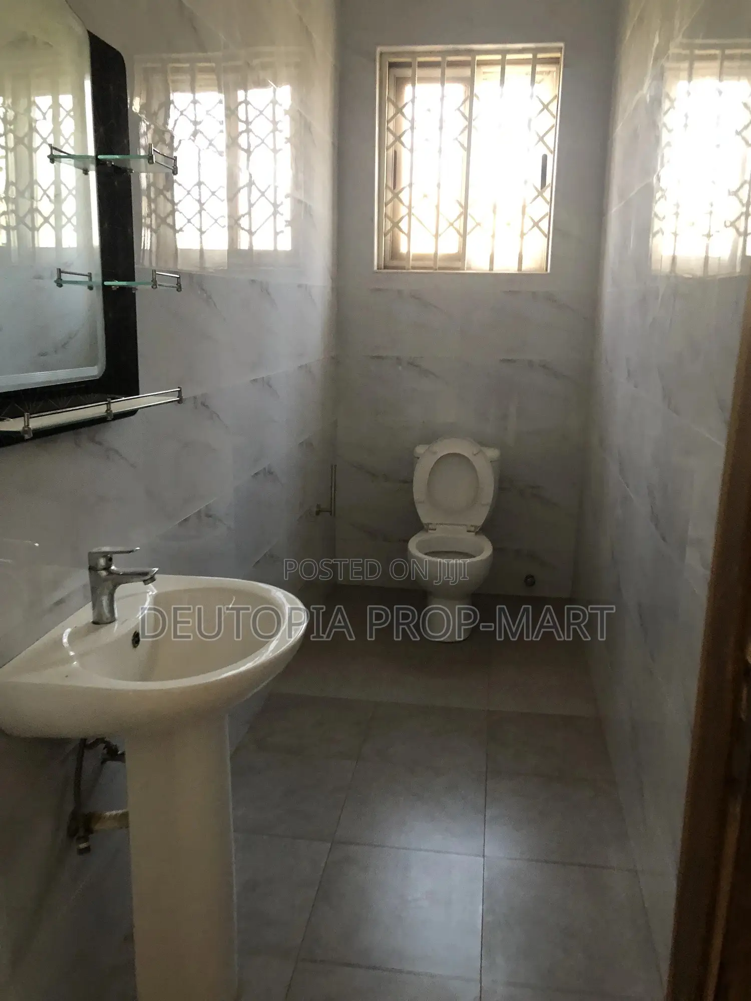 5bdrm House in Devtraco, Tema Metropolitan for rent