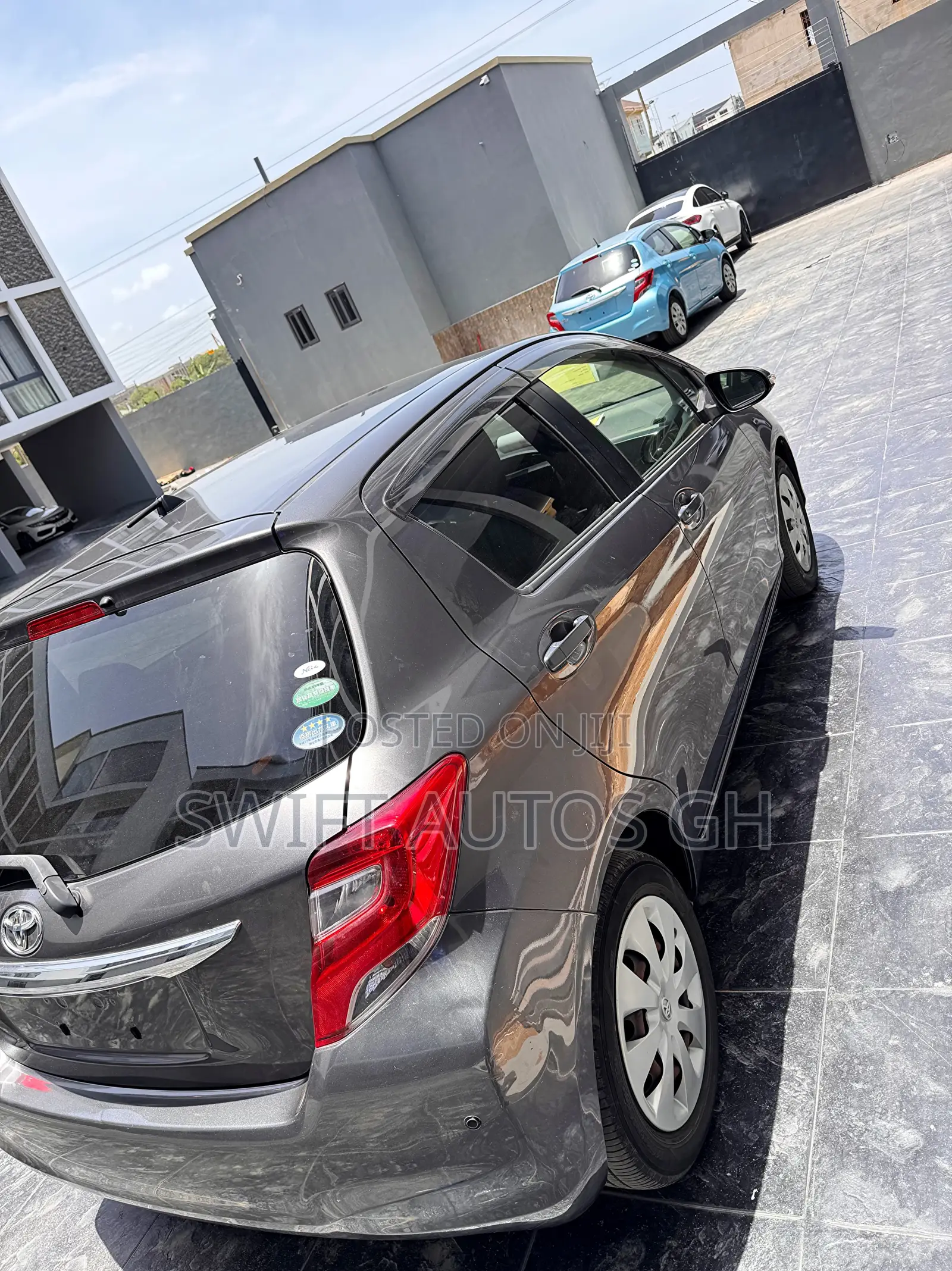 Toyota Vitz 1.3 FWD 5dr 2016 Gray