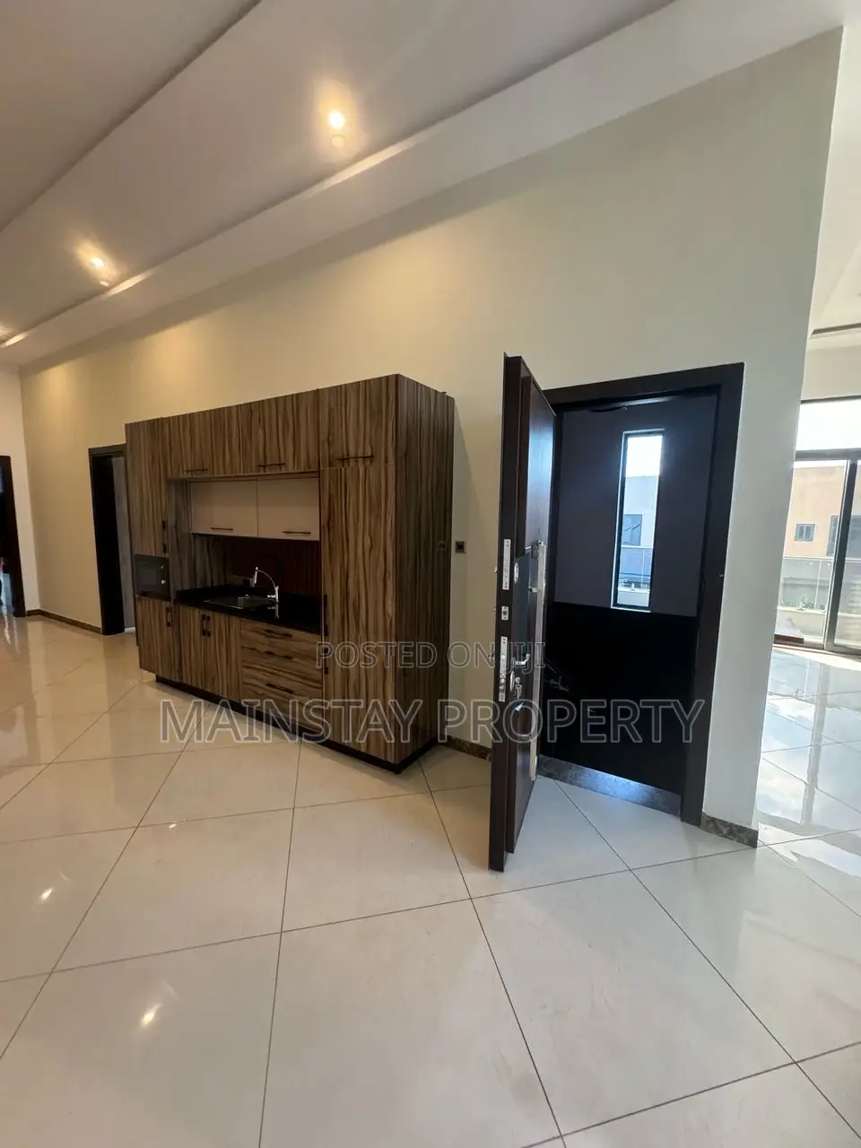 5bdrm House in Mainstay Estates, Airport Residential Area for sale