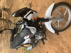 Bajaj Boxer 125 2025 White