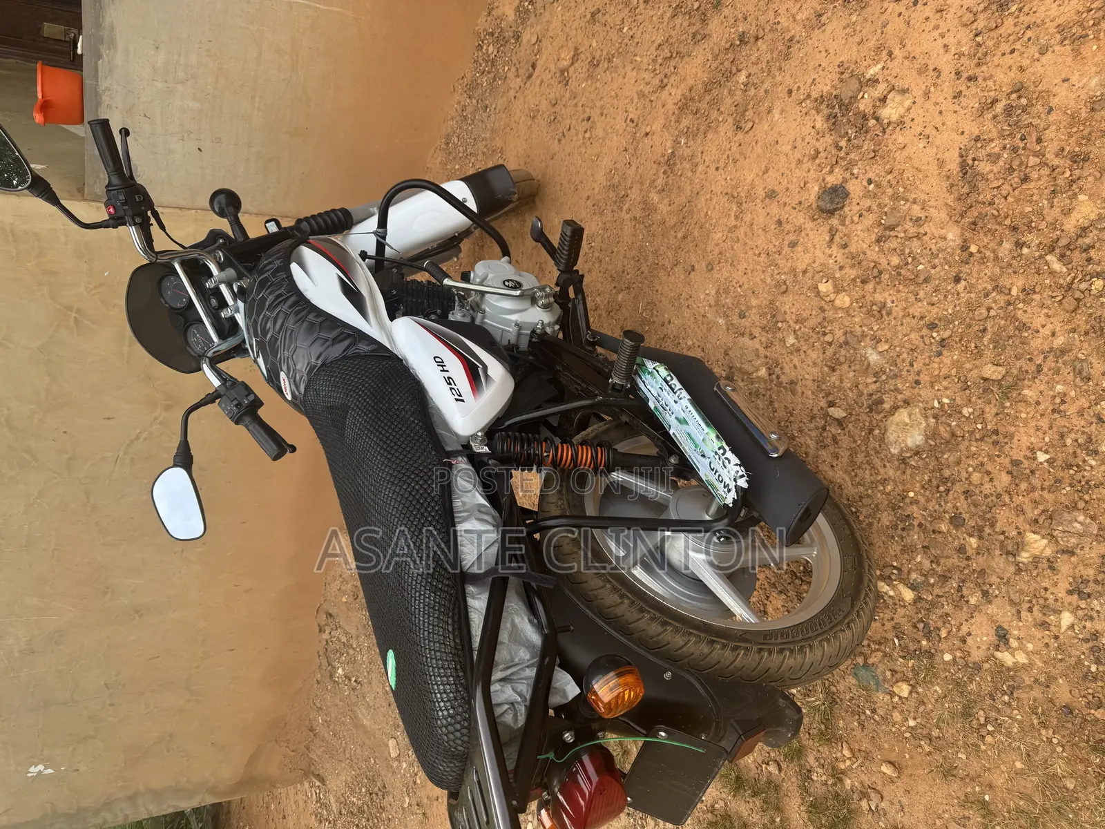 Bajaj Boxer 125 2025 White