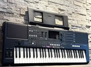 Yamaha PSR-E583 61-Keys Professional Keyboard.