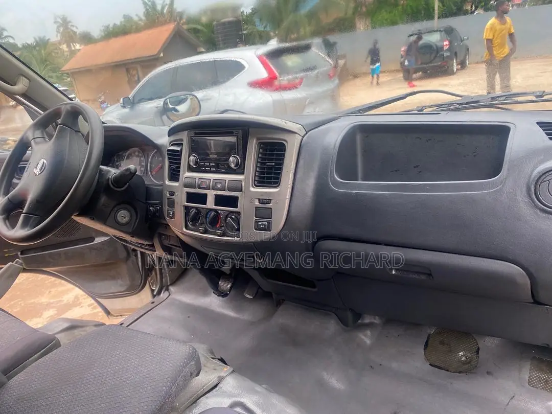 Nissan Caravan (Urvan) 2010 Grey