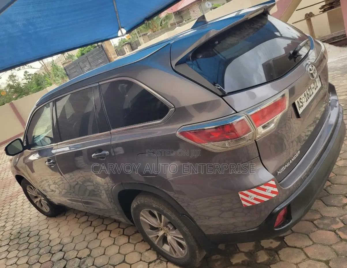 Toyota Highlander XLE 4dr SUV AWD (3.5L 6cyl 6A) 2015 Gray