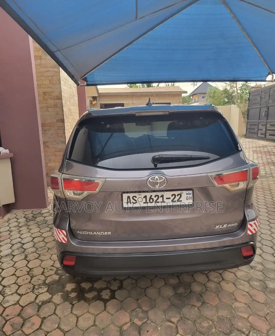 Toyota Highlander XLE 4dr SUV AWD (3.5L 6cyl 6A) 2015 Gray