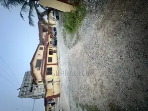20bdrm Apartment in Dansoman Junction for sale