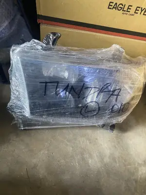 Toyota Tundra 2008 Headlight Pair