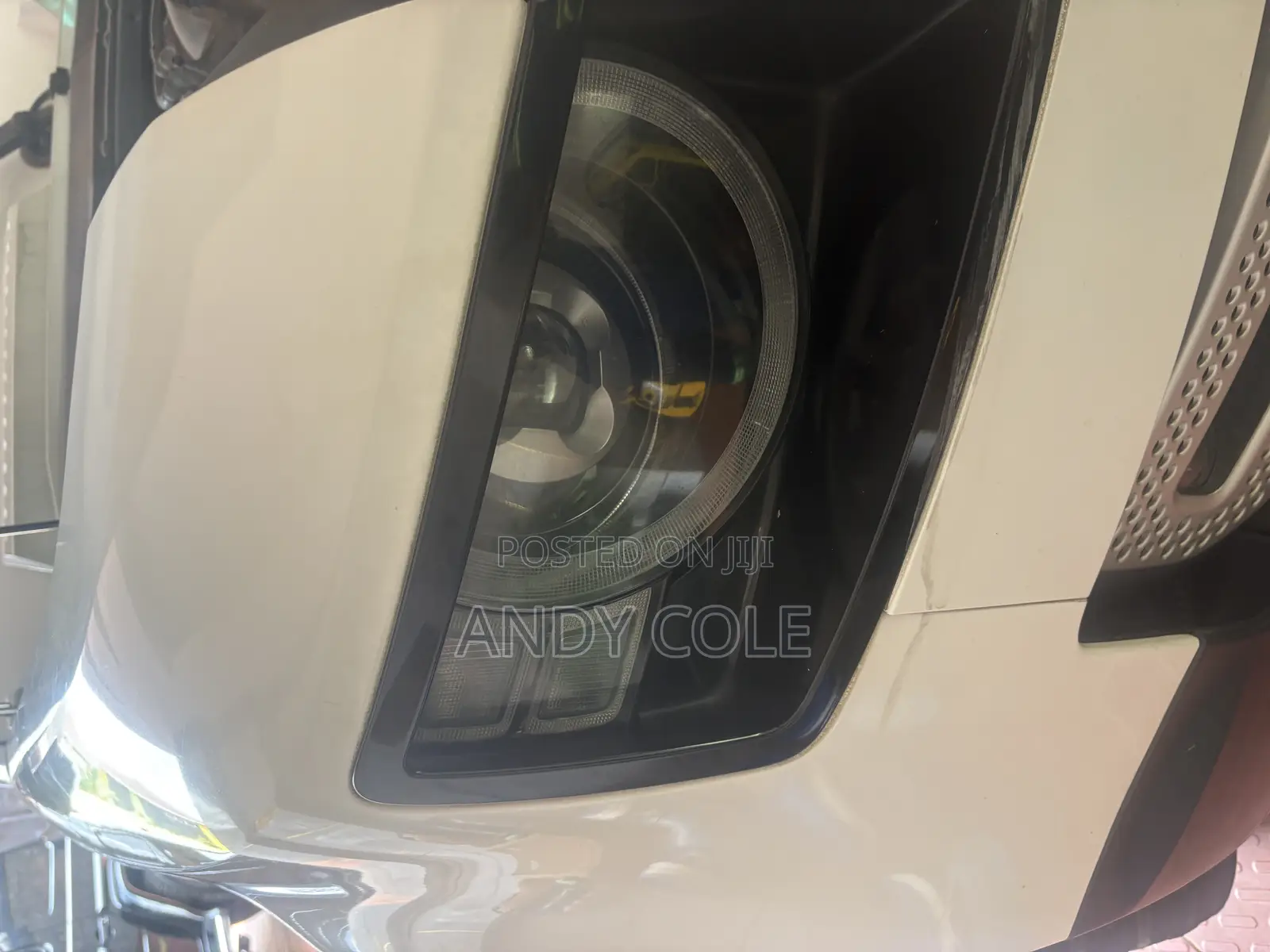 Land Rover Defender 2024