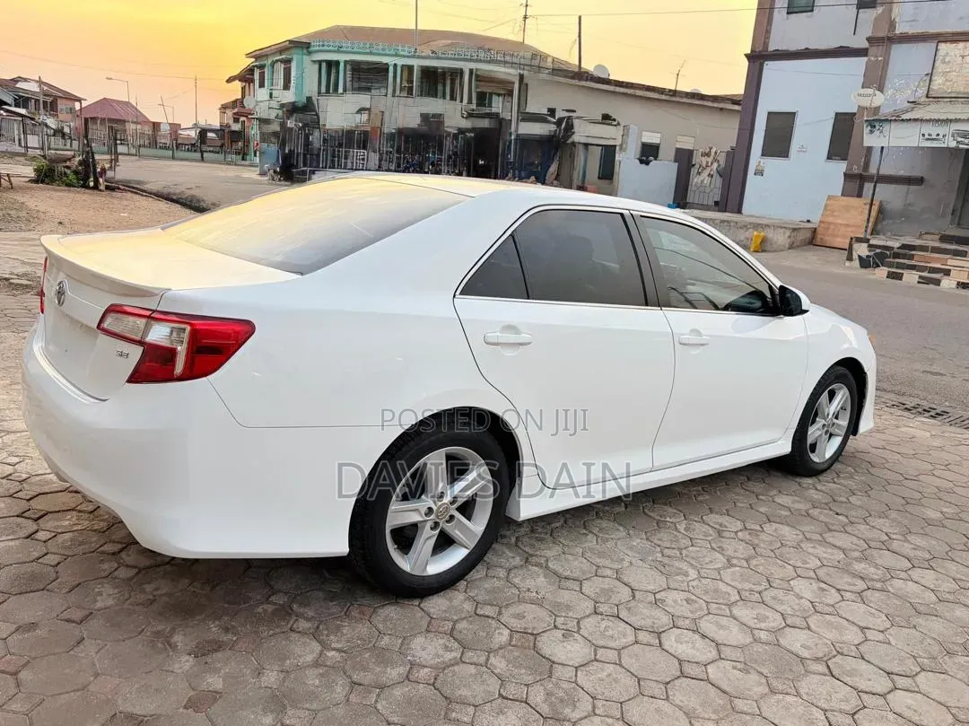 Toyota Camry SE 4dr Sedan (2.5L 4cyl 6A) 2014 White