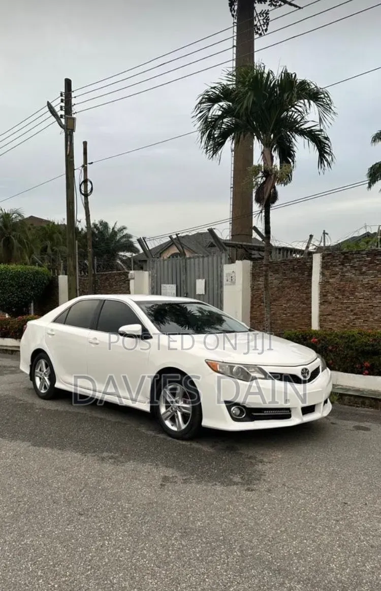 Toyota Camry SE 4dr Sedan (2.5L 4cyl 6A) 2014 White