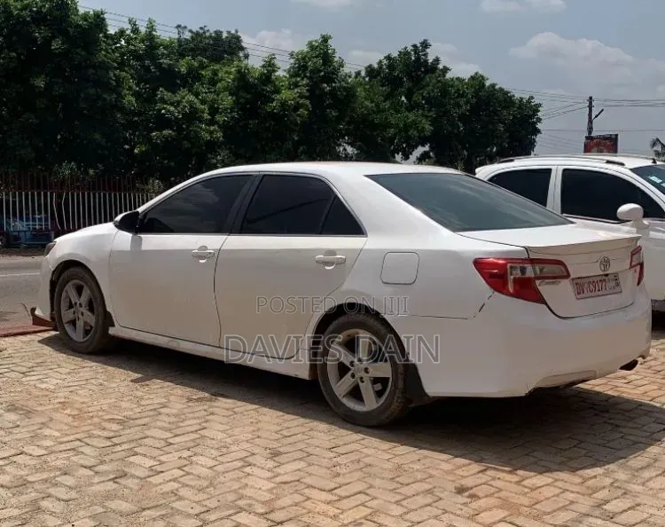 Toyota Camry SE 4dr Sedan (2.5L 4cyl 6A) 2014 White