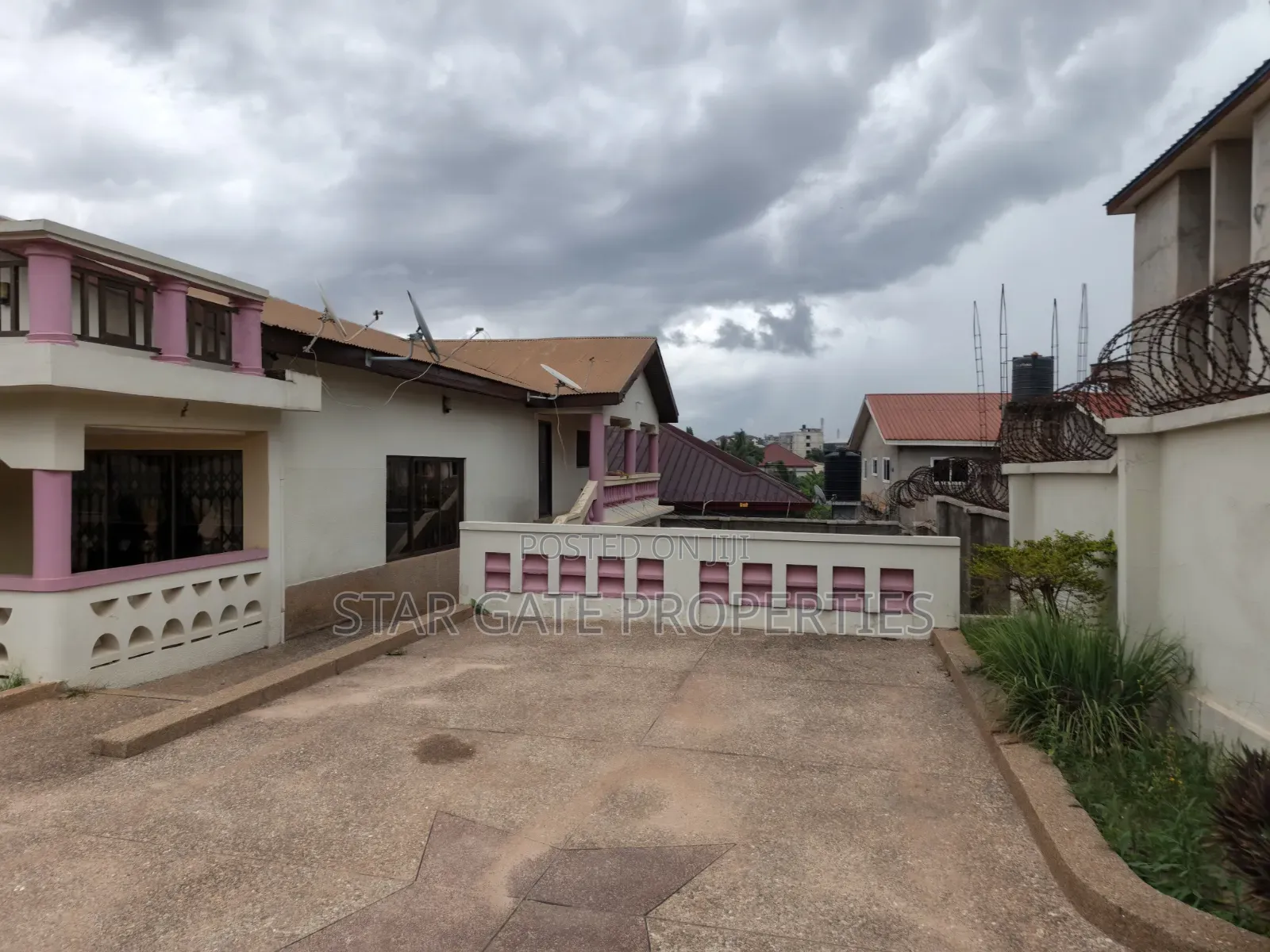 5bdrm House in Near Ayeduase, Kumasi Metropolitan for sale