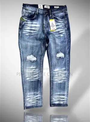 Street-Ready Denim With Premium Energy. Smooth Material, Perfect Cut.