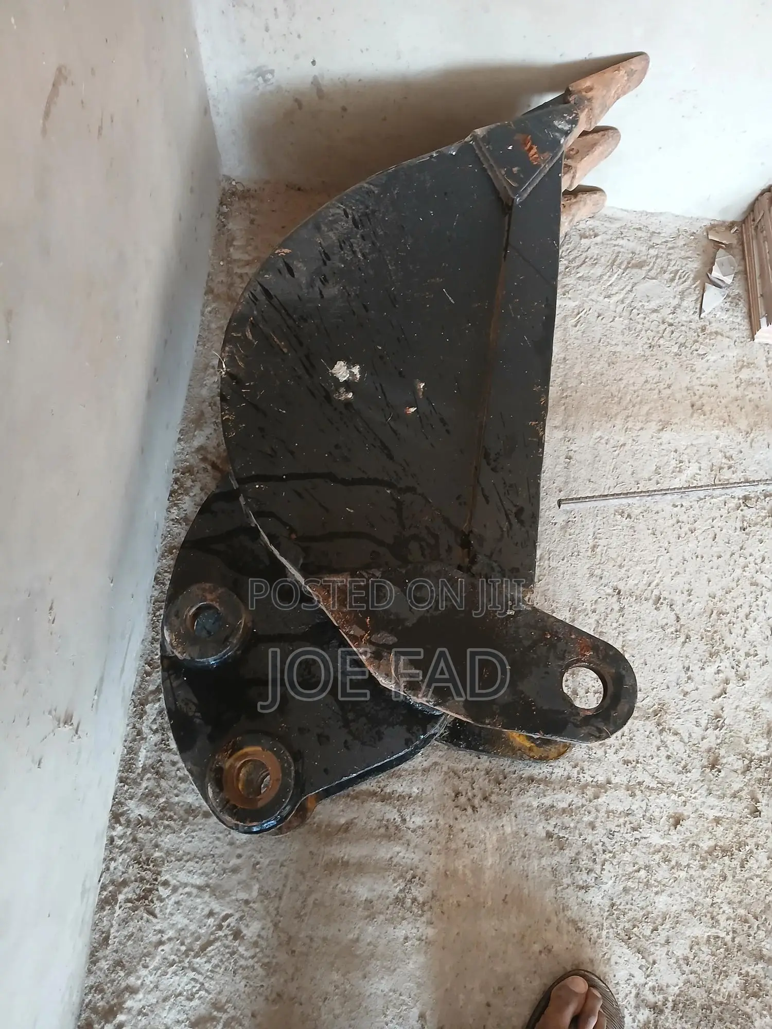 3 Teeth Backhoe Bucket 12 in Excellent Condition