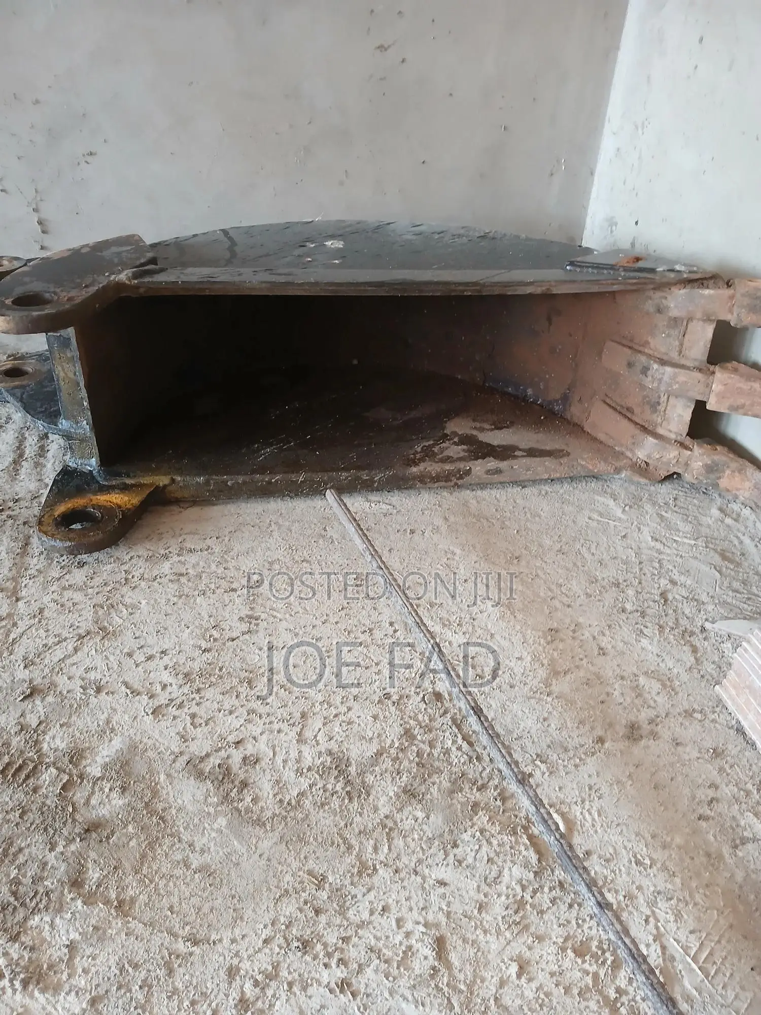 3 Teeth Backhoe Bucket 12 in Excellent Condition