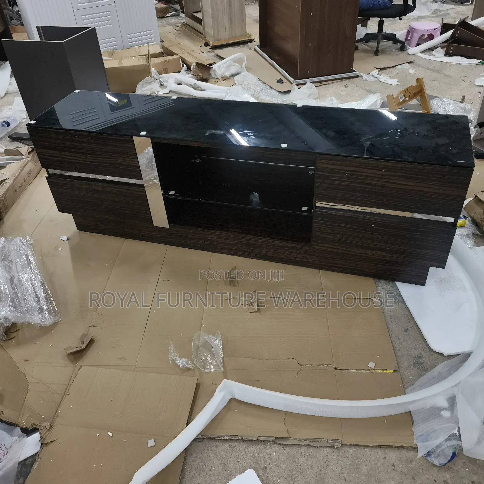 Executive Foreign Tv Stand