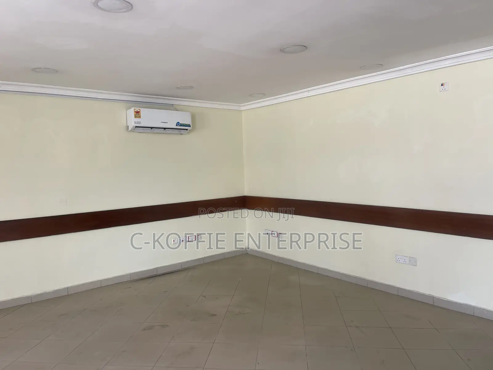 1000 SQM Showroom at Achimota for Rent