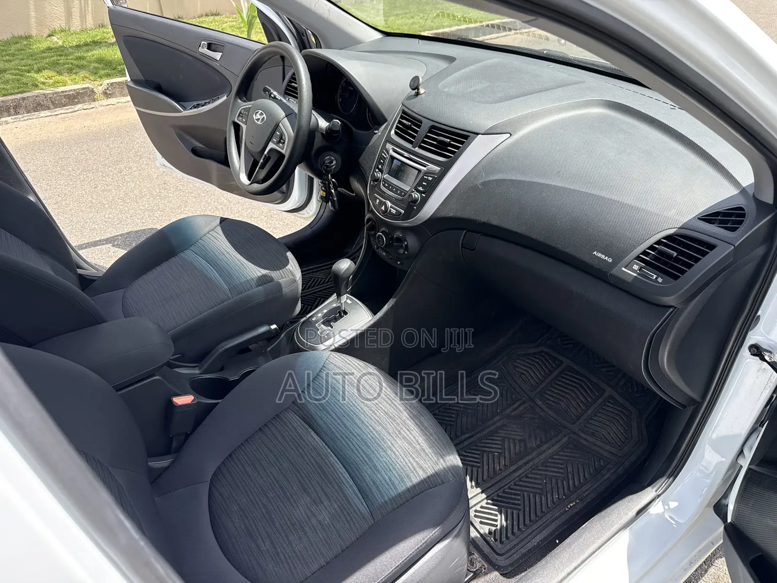 Hyundai Accent SE Hatchback 2017 White