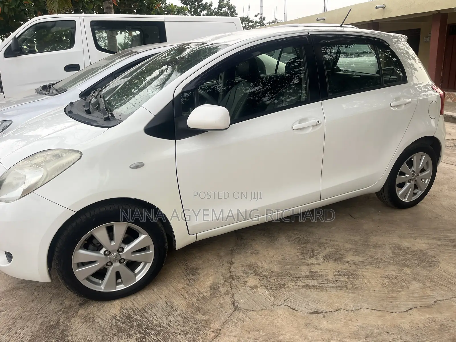 Toyota Yaris Base Hatchback 5dr 2010 White